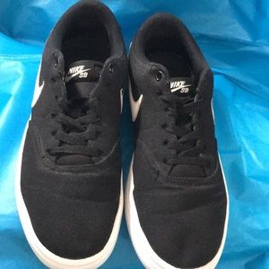 NIKE SNEAKER BLACK SIZE 7
